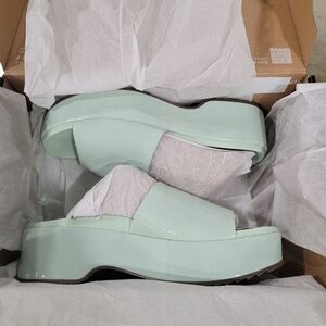 Vionic Green Platform Shoes with Chunky Sole